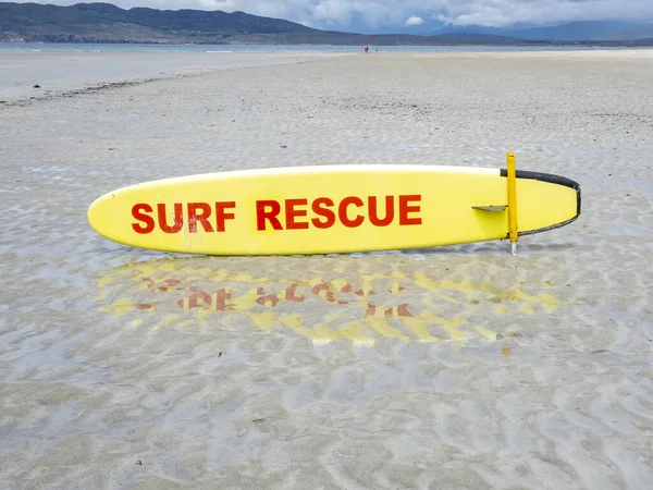 Narin Plajı 'nda sarı sahil güvenlik sörf tahtası Portnoo, County Donegal - İrlanda.