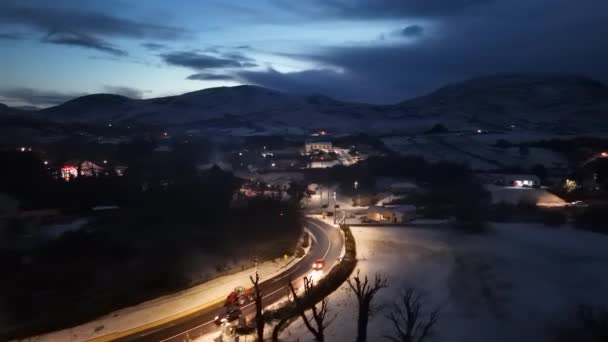 阿拉达拉 科茨多纳加尔 爱尔兰 2024年1月17日 阿尔达拉仍在夜晚的雪地里忙着 — 图库视频影像