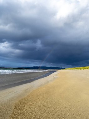Narin Strand Portnoo, Donegal, İrlanda 'da güzel, büyük, mavi bir plajdır.
