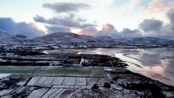 Widok Lotu Ptaka Pokrytą Śniegiem Ardarę Hrabstwie Donegal Irlandia — Wideo stockowe