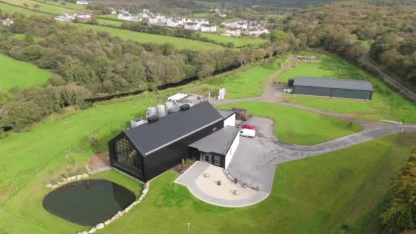 Ardara County Donegal Irlanda Octubre 2023 Destilería Ardara Está Produciendo — Vídeo de stock