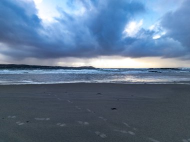 Carrickfad 'da dramatik bulutlar. Portnoo' nun Narin Caddesi, Donegal İrlanda..