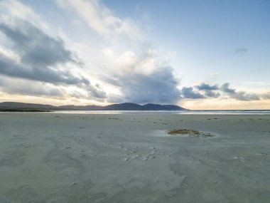 Donegal, İrlanda 'daki Lettermacaward' ın Dooey sahilinde kum fırtınası.