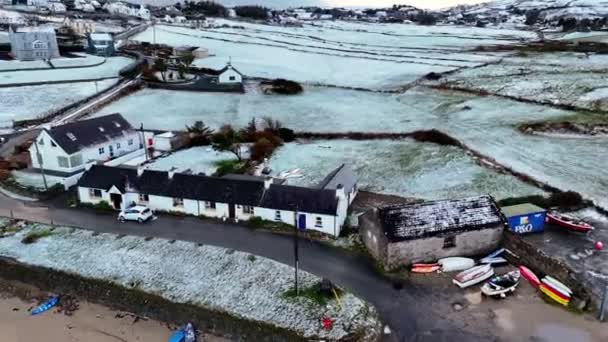 Vista Aérea Puerto Cubierto Nieve Portnoo Condado Donegal Irlanda — Vídeos de Stock