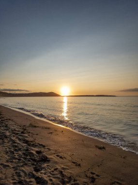 Donegal, İrlanda 'daki Portnoo Narin plajında güzel bir gün batımı..