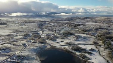 Kış boyunca Ardara ve Portnoo arasındaki Kilclooney 'nin İrlanda' nın Donegal ilçesindeki hava görüntüsü