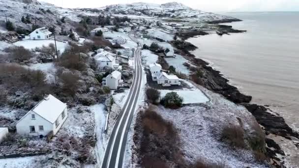 Luftaufnahme Des Schneebedeckten Bunaninver Und Lackagh Bei Portnoo County Donegal — Stockvideo