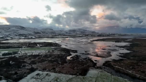 Luftaufnahme Eines Schneebedeckten Ardara Der Grafschaft Donegal Irland — Stockvideo