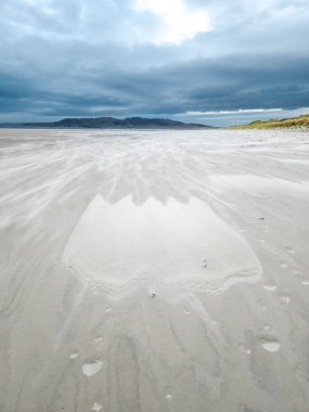 Donegal, İrlanda 'da Lettermacaward' ın Dooey sahilinde bir lale oluşturan kum fırtınası..