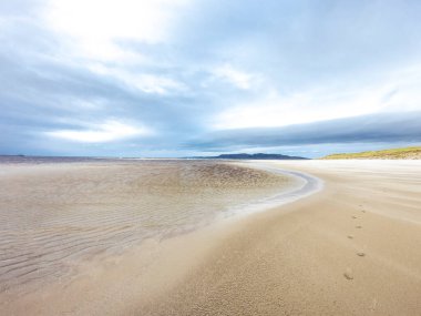 Donegal, İrlanda 'daki Lettermacaward' ın Dooey sahilinde kum fırtınası.