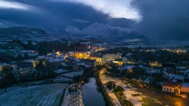 Ardara İlçesi Donegal - İrlanda 'da kar manzarası.