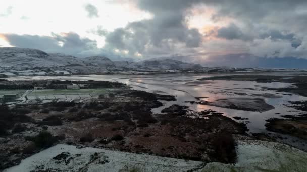 Αεροφωτογραφία Χιονιού Που Καλύπτεται Από Την Ardara Στην Κομητεία Donegal — Αρχείο Βίντεο