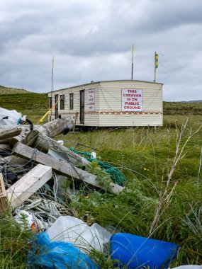 PORTNOO, COUNTY DONEGAL - 10 HAZİRAN 2024: Halka açık yol hala Golf sahası tarafından engellenmektedir.