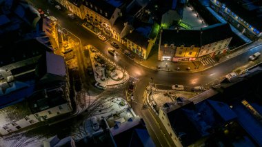 ARDARA, COUNTY DONEGAL, IRELAND - 17 HAZİRAN 2024: Ardara vahşi Atlantik yolunda güzel bir kasabadır..