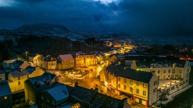 ARDARA, COUNTY DONEGAL, IRELAND - 17 HAZİRAN 2024: Ardara vahşi Atlantik yolunda güzel bir kasabadır..
