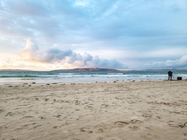 20 adam sahilde bir balık tutma yarışmasında yarışıyor.