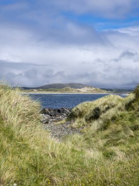 Narin Strand 'daki kum tepeleri, County Donegal İrlanda' da güzel büyük bir plaj.