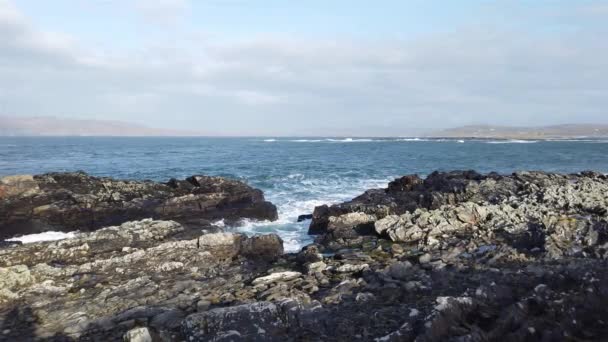 Gewaltige Wellen Krachen Auf Felsen Carrickfad Bei Portnoo County Donegal — Stockvideo