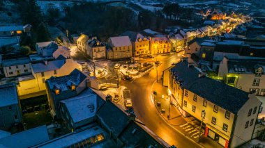 ARDARA, COUNTY DONEGAL, IRELAND - 17 HAZİRAN 2024: Ardara vahşi Atlantik yolunda güzel bir kasabadır..