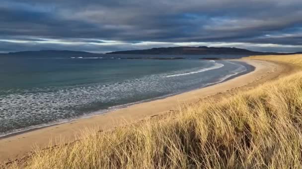 位于爱尔兰多纳加县波尔诺市一个美丽的蓝色大旗海滩Narin Strand的沙丘 — 图库视频影像