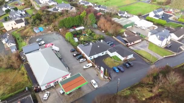 阿拉达拉 科茨多纳加尔 爱尔兰 2024年1月15日 阿普尔格林是该镇的两个加油站之一 — 图库视频影像