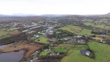 Ardara 'nın Donegal İlçesi' ndeki hava görüntüsü - İrlanda.