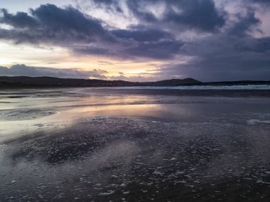 Donegal, İrlanda 'daki Portnoo Narin plajında güzel bir gün batımı.