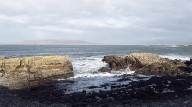 Güçlü dalgalar Carrickfad 'da kayalara çarpıyor. Portnoo, County Donegal, İrlanda.