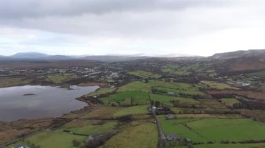 Ardara 'nın Donegal İlçesi' ndeki hava görüntüsü - İrlanda.