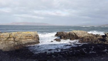 Güçlü dalgalar Carrickfad 'da kayalara çarpıyor. Portnoo, County Donegal, İrlanda.