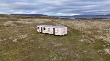 PORTNOO, COUNTY DONEGAL - 10 HAZİRAN 2024: Yerel eylem grubu halka açık bir yolun engellenmesini protesto ediyor.