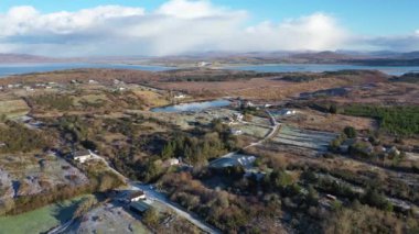 Donegal, İrlanda 'da Portnoo tarafından dondurulmuş Bonny Glen Woods' un hava görüntüsü.