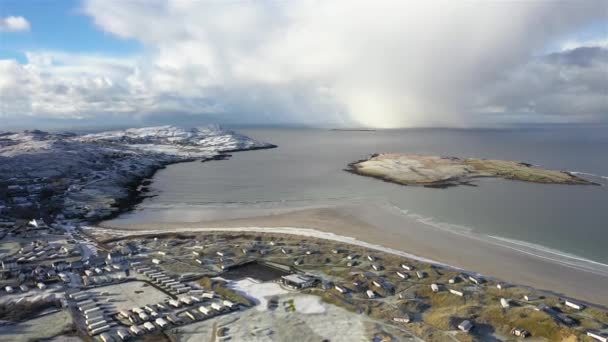 アイルランドのドニゴール州ポルトヌスによって覆われた雪の航空眺め — ストック動画