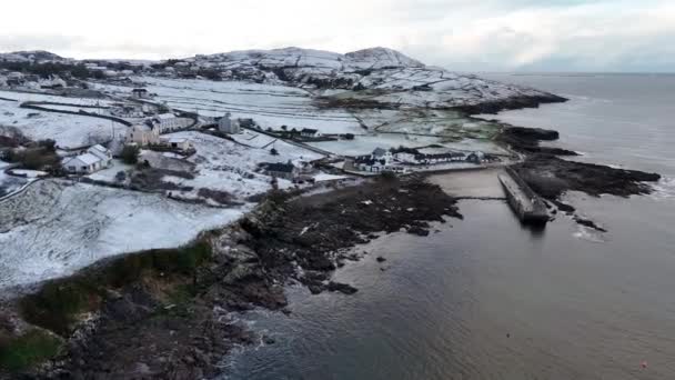 アイルランドのドニゴール州ポルトヌスによって覆われた雪の航空眺め — ストック動画