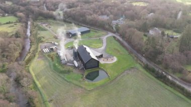 ARDARA COUNTY DONEGAL, IRELAND - 15 Ocak 2024: Ardara damıtma fabrikası kentte üretiliyor.