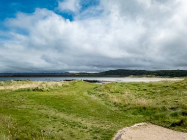 Narin Strand 'daki kum tepeleri, County Donegal İrlanda' da güzel büyük bir plaj.