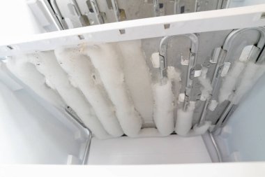 Dondurucuda buz, buzdolabının ve dondurucunun buzu çözülmesi..