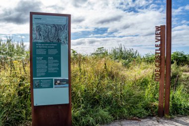 31 Temmuz 2022 'de imzalanan tabela Doe Castle' ın tarihçesini açıklıyor..