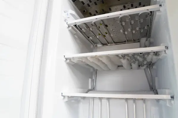 冷凍庫の氷 冷蔵庫およびフリーザーの凍結 — ストック写真
