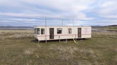 PORTNOO, COUNTY DONEGAL - 10 HAZİRAN 2024: Yerel eylem grubu halka açık bir yolun engellenmesini protesto ediyor.