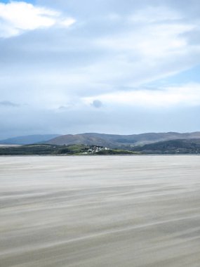 Donegal, İrlanda 'daki Lettermacaward' ın Dooey sahilinde kum fırtınası.