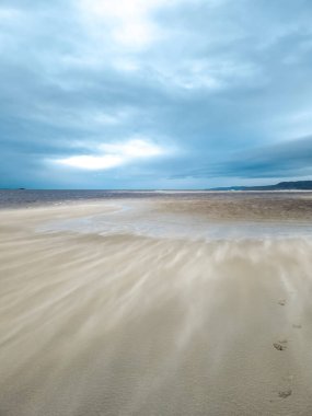 Donegal, İrlanda 'daki Lettermacaward' ın Dooey sahilinde kum fırtınası.