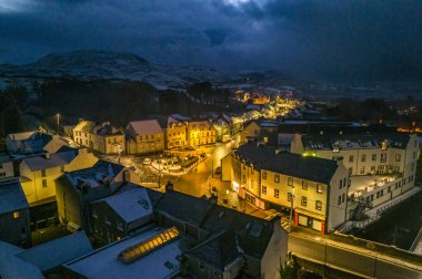 ARDARA, COUNTY DONEGAL, IRELAND - 17 HAZİRAN 2024: Ardara vahşi Atlantik yolunda güzel bir kasabadır..