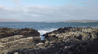 Güçlü dalgalar Carrickfad 'da kayalara çarpıyor. Portnoo, County Donegal, İrlanda.