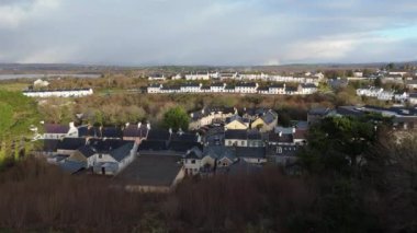 ARDARA, COUNTY DONEGAL, IRELAND - 15 Ocak 2024 - Ardara, Vahşi Atlantik Yolu üzerindeki güzel küçük bir kasabadır..