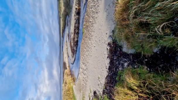 Ramper Está Fluyendo Hacia Atlántico Playa Cashelgolan Por Portnoo Condado — Vídeos de Stock