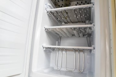 Dondurucuda buz, buzdolabının ve dondurucunun buzu çözülmesi..