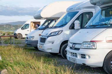 DOWNINGS, İrlanda - 31 Temmuz 2022 Plaja yakın otoparklar.