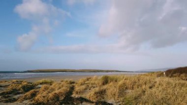 Narin Strand Portnoo, Donegal, İrlanda 'da güzel, büyük, mavi bir plajdır.