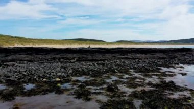 Carrickfad tarafından Portnoo County Donegal, İrlanda 'daki Narin Sahili' nde yapılan resifin havadan görünüşü.